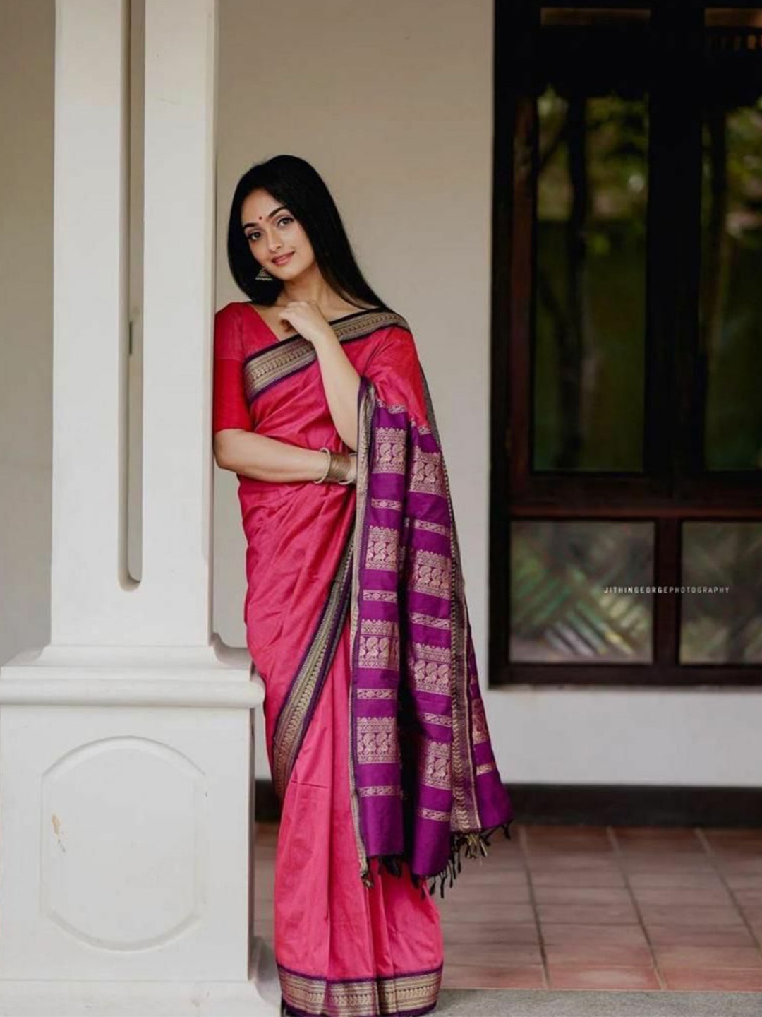 

Rujave Woven Design Zari Border Saree, Pink