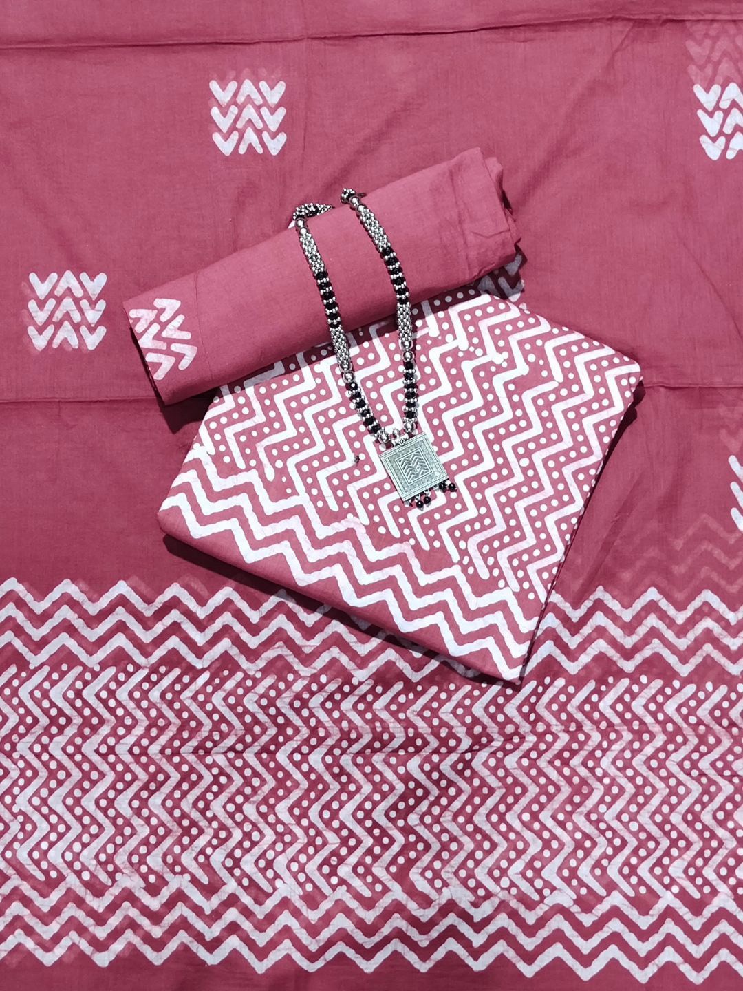 

Farooq Dyeing Chevron Printed Pure Cotton Unstitched Dress Material, Mauve