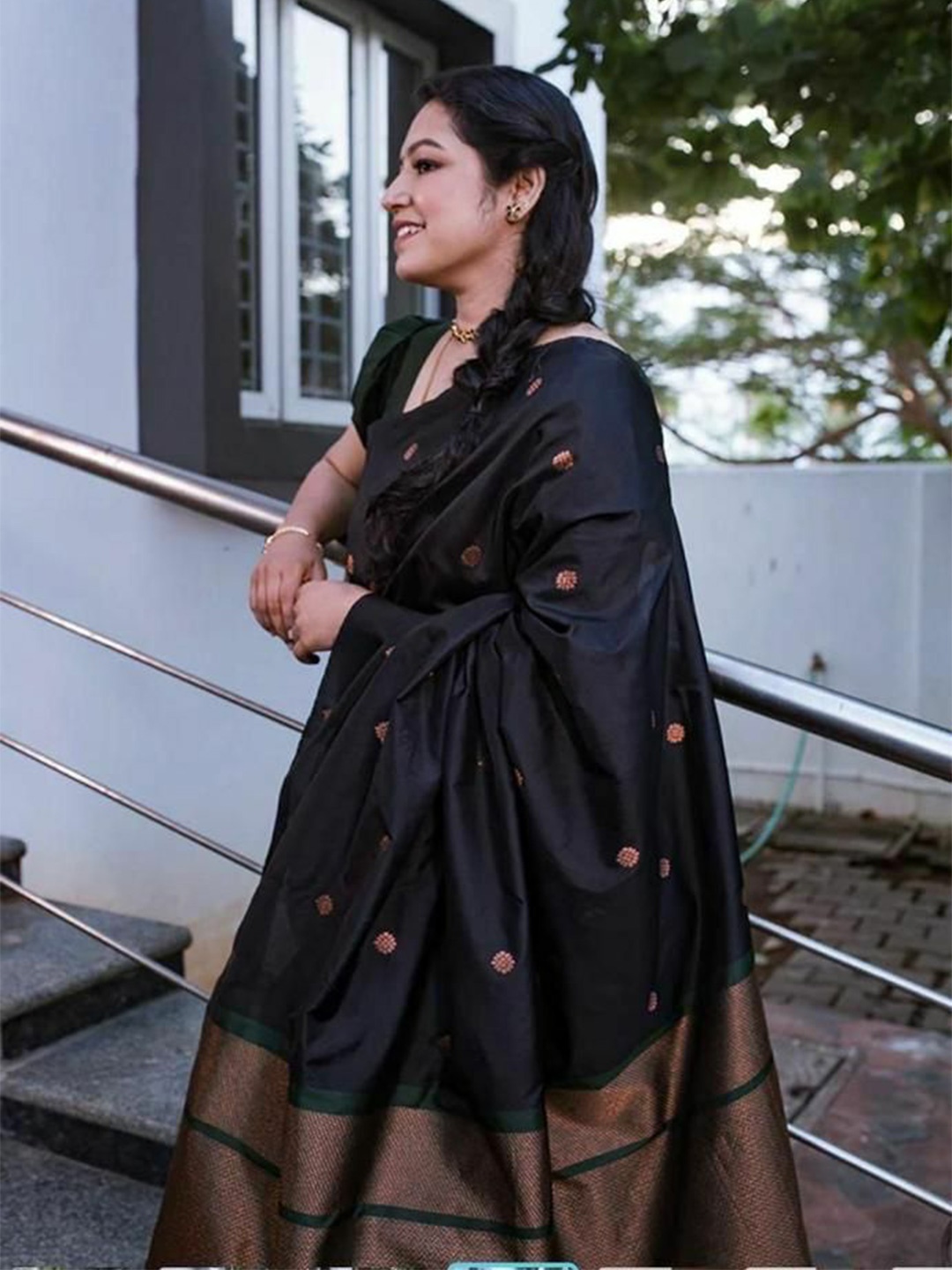 

Rujave Woven Design Kanjeevaram Saree, Black
