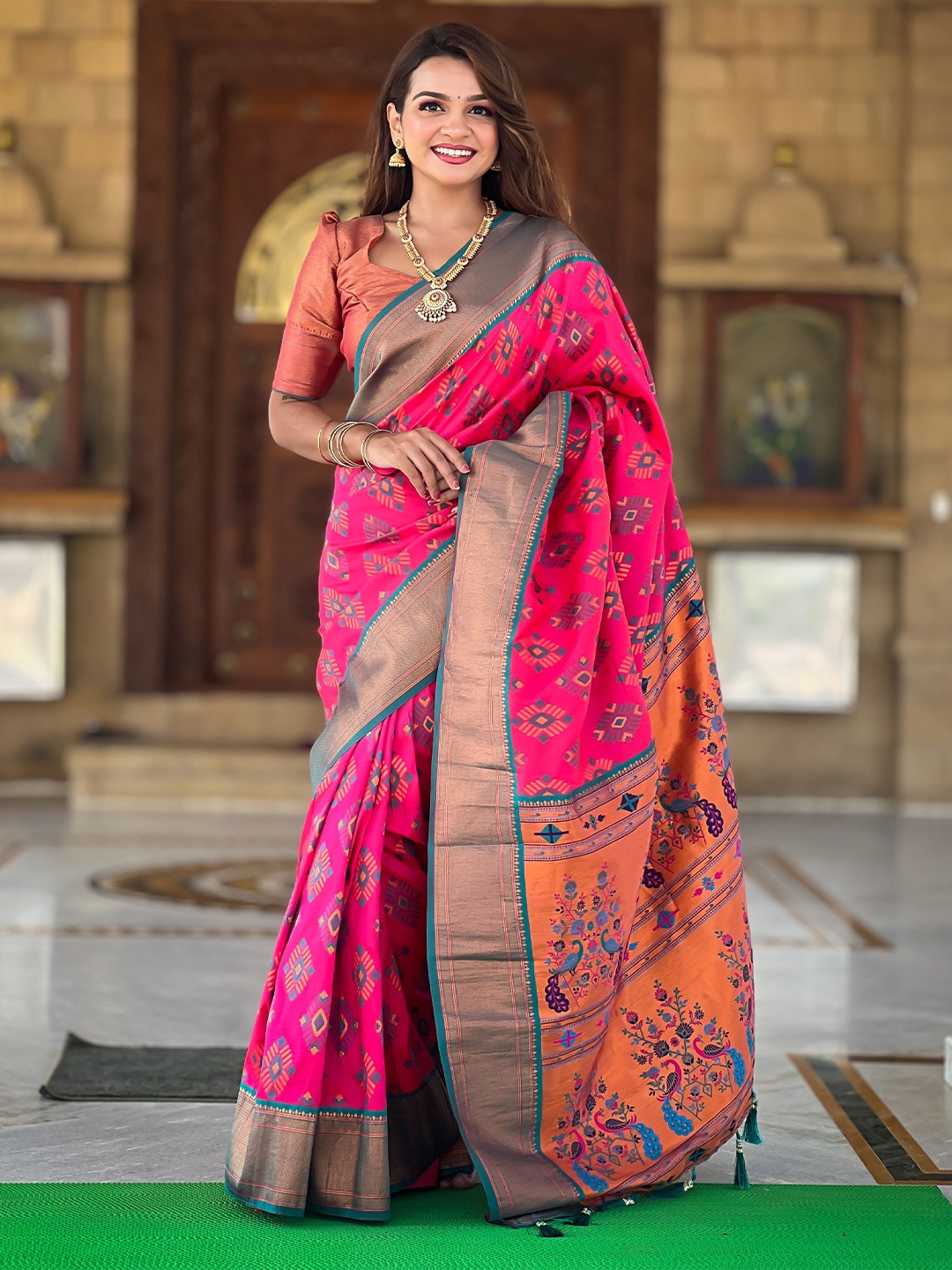 

VEECHIS Woven Design Zari Silk Blend Banarasi Saree, Pink
