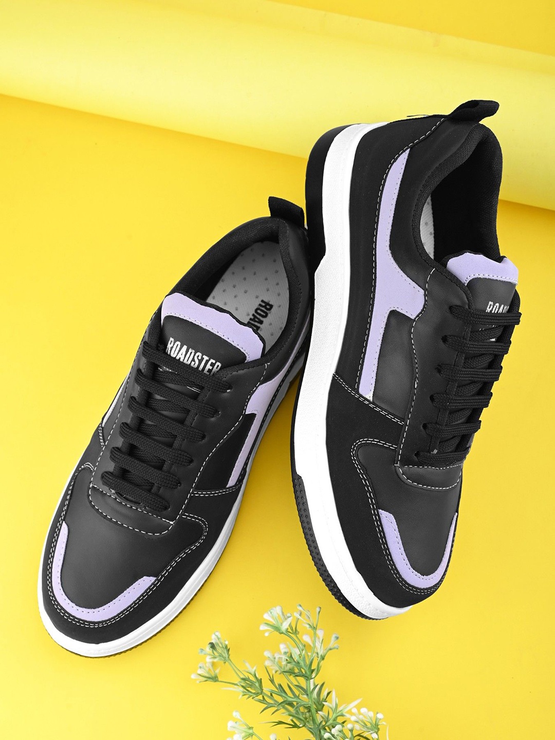 

The Roadster Lifestyle Co Men Lace Up Colourblocked Sneakers, Black