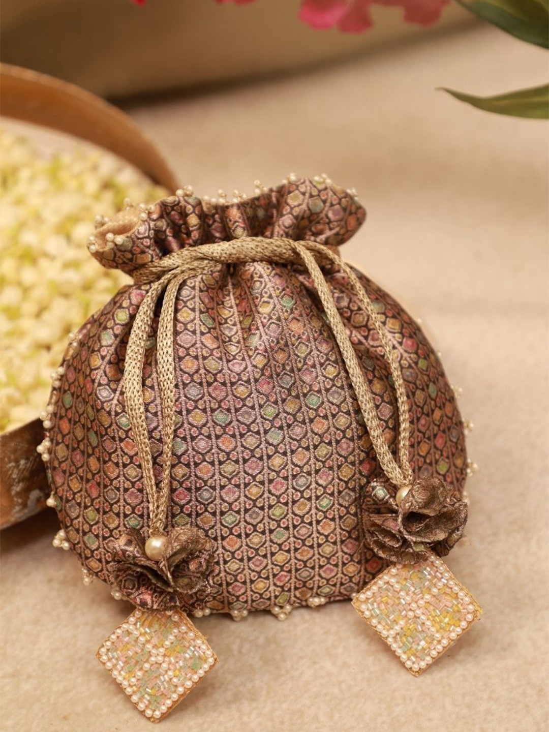 

AMYRA Bucket Handheld Bag with Fringed, Multi