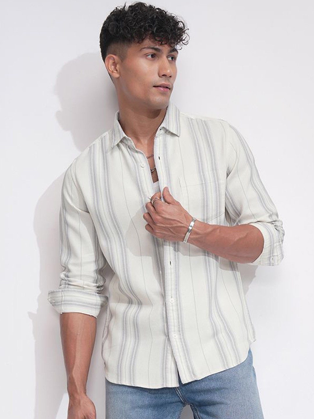 

HIGHLANDER Men Comfort Slim Fit Opaque Striped Casual Shirt, Off white