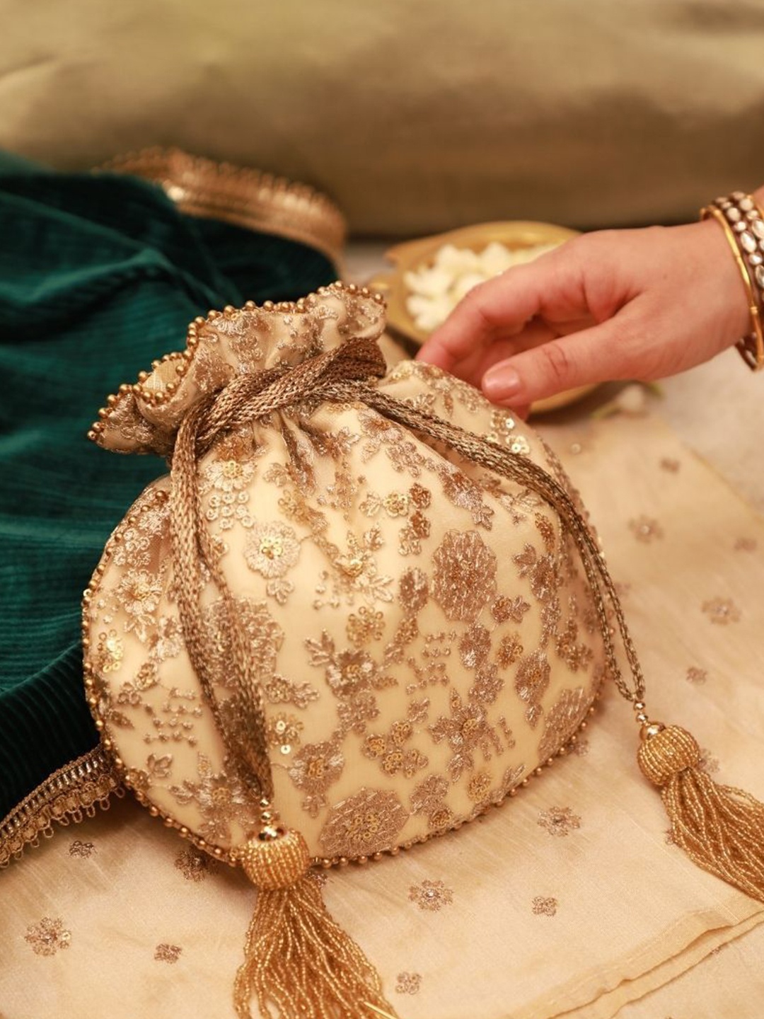 

AMYRA Structured Shoulder Bag with Tasselled, Gold