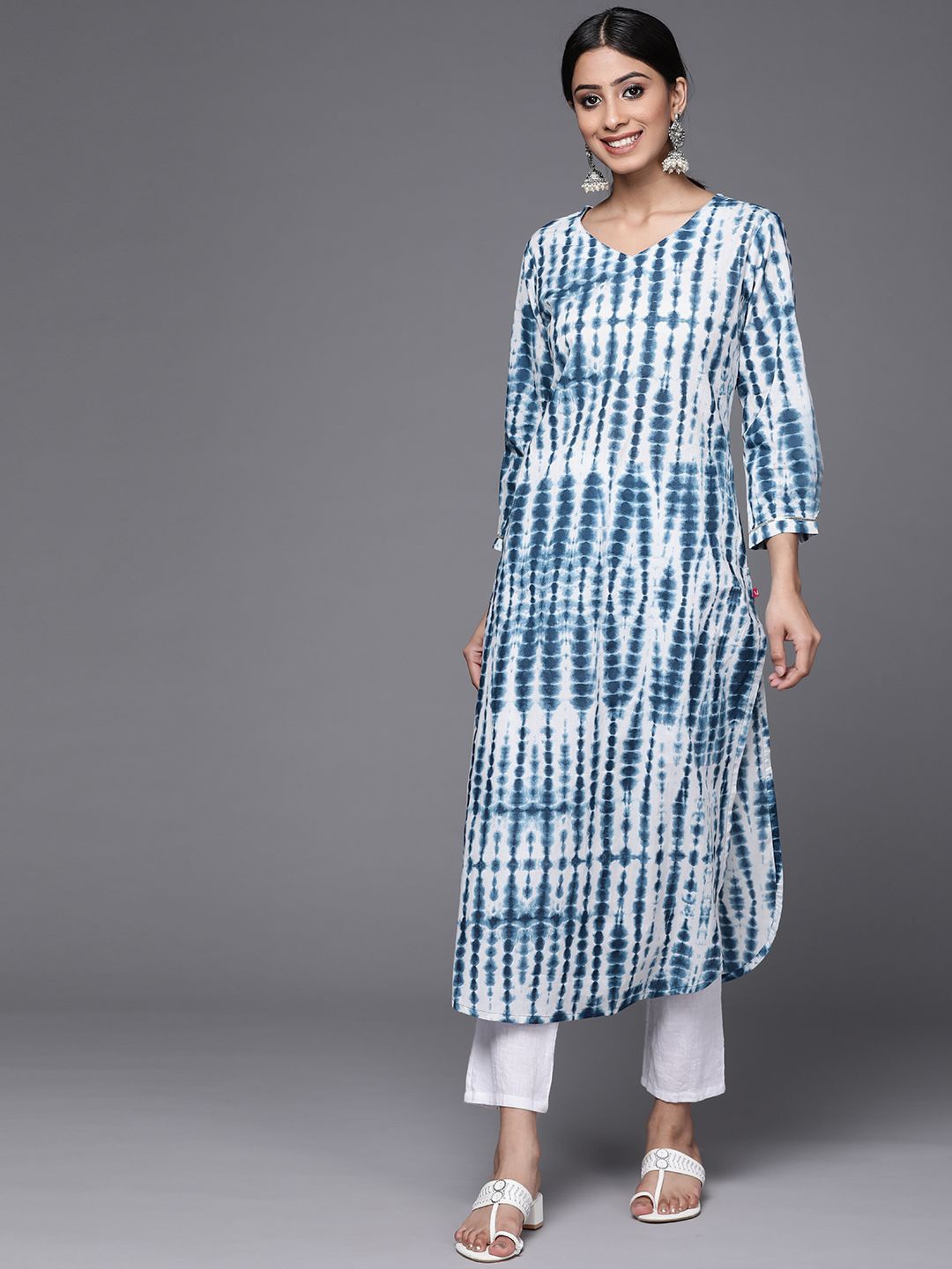 

DIVASTRI Abstract Printed V-Neck Three-Quarter Puffed Sleeves Straight Kurta, White