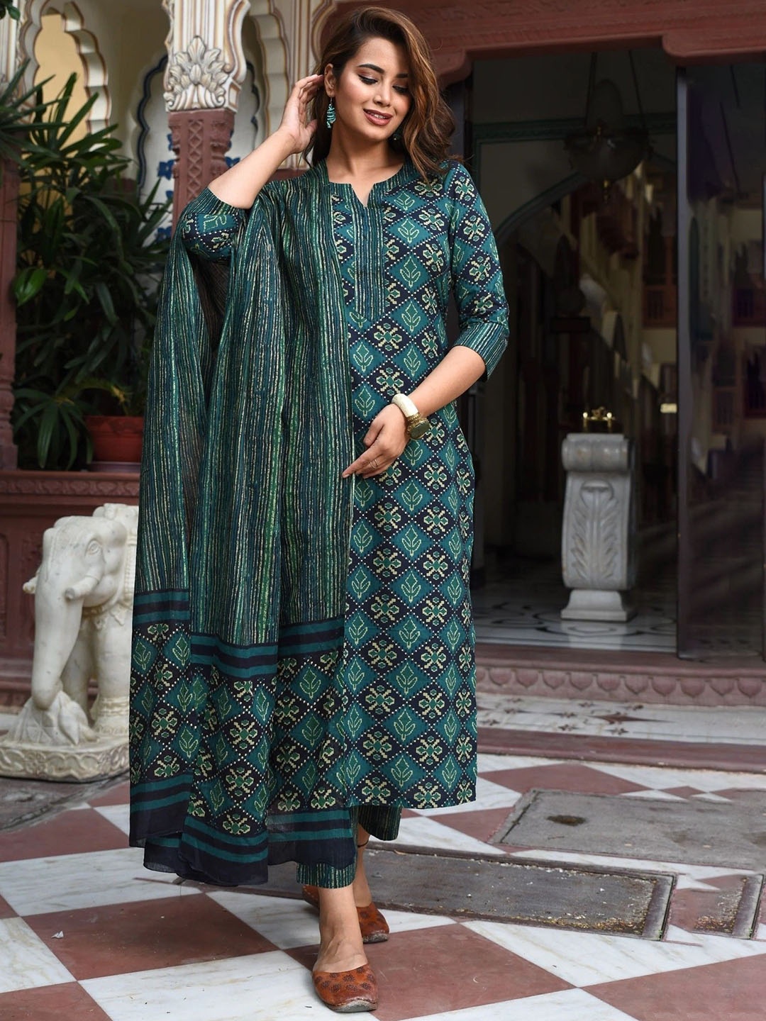 

Moda Rapido Tanavi Ethnic Motifs Printed Straight Kurta with Trousers & Dupatta, Green