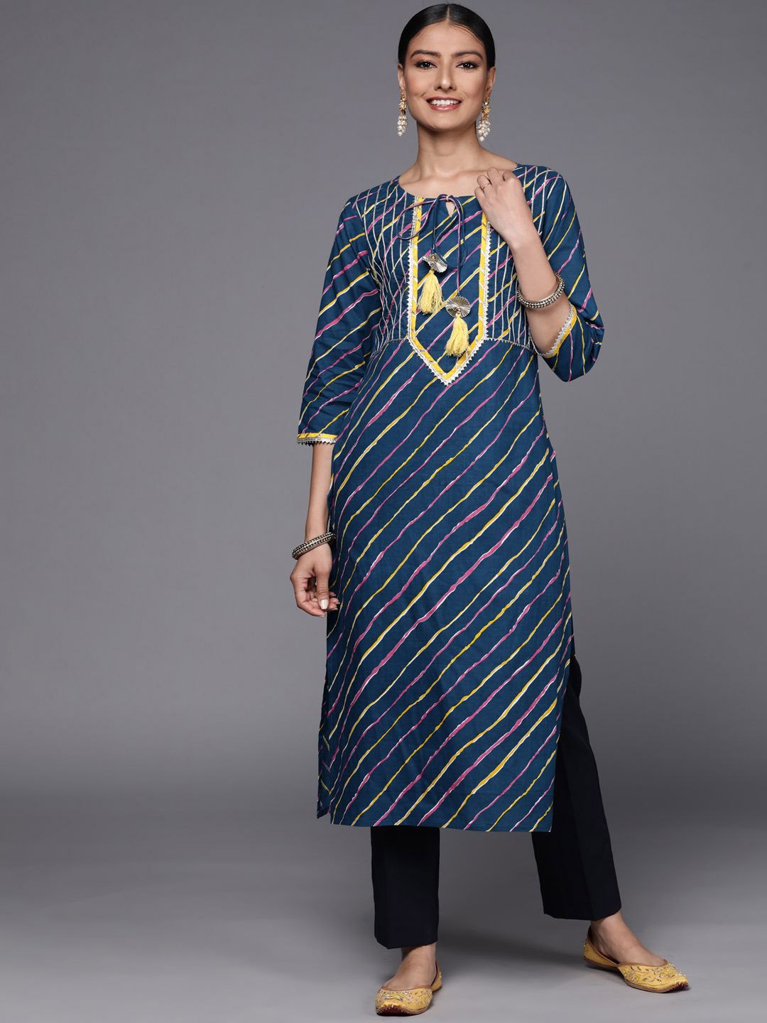 

DIVASTRI Striped Round Neck Pure Cotton Straight Kurta Set, Blue