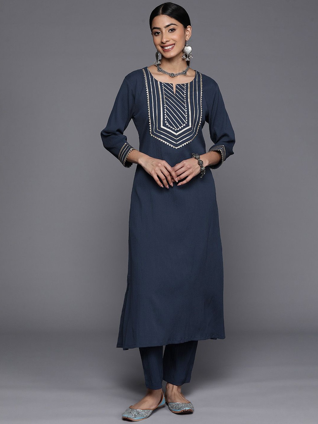 

DIVASTRI Striped Yoke Design Notch Neck Three-Quarter Sleeves Gotta Patti Straight Kurta, Navy blue
