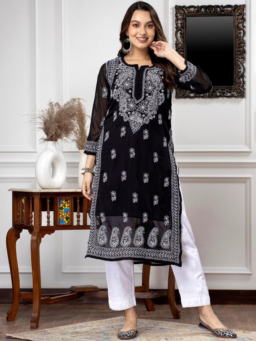 

PARAMOUNT CHIKAN Floral Embroidered Notch Neck Lucknowi Chikankari Georgette Kurta, Black
