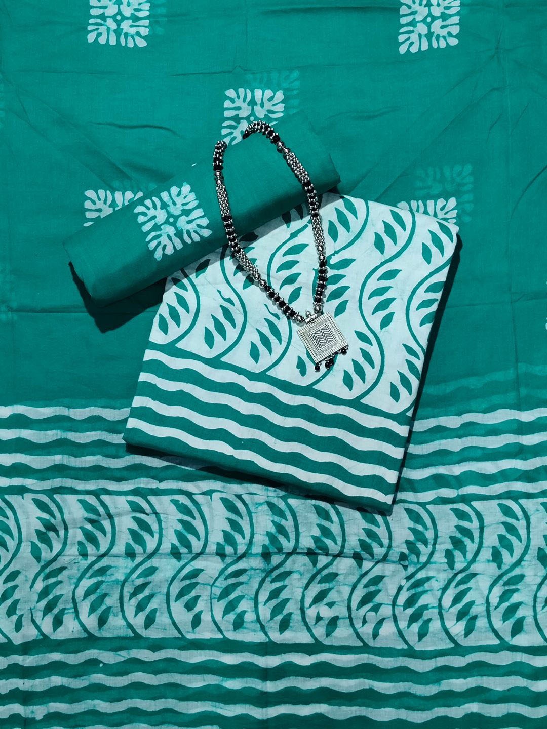 

Farooq Dyeing Floral Printed Pure Cotton Unstitched Dress Material, Teal