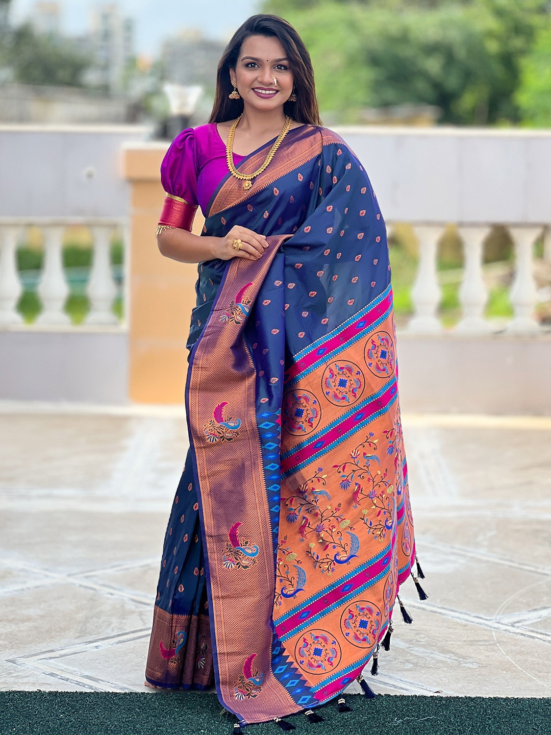 

VEECHIS Woven Design Zari Banarasi Saree With Unstitched Blouse Piecee, Blue