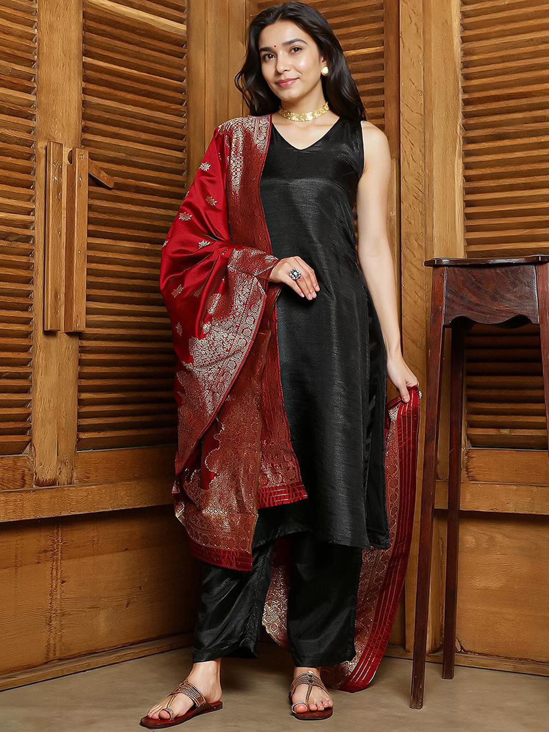 

QISSA V-Neck Straight Kurta With Trousers And Dupatta, Black