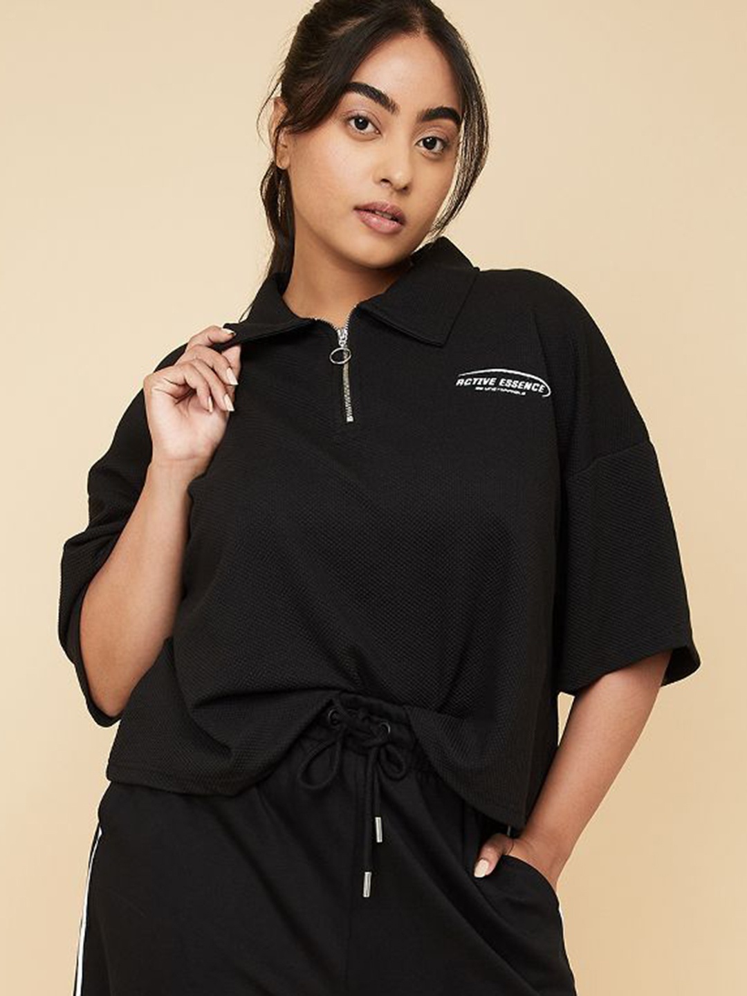 

max Women Polo Collar Monochrome Applique T-shirt, Black