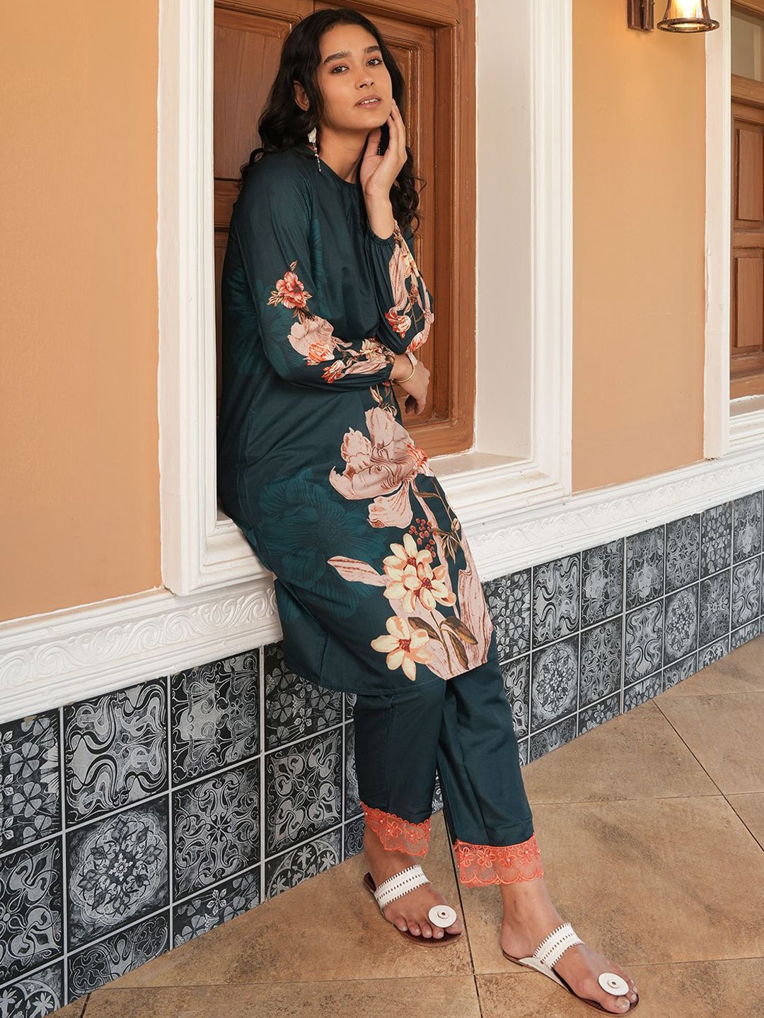 

QISSA Floral Printed Straight Kurta With Trousers, Green