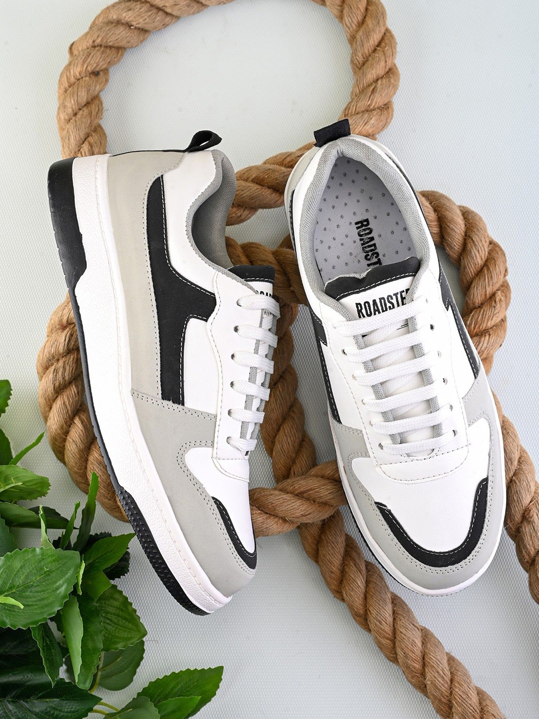

The Roadster Lifestyle Co Men Lace Up Colourblocked Sneakers, White