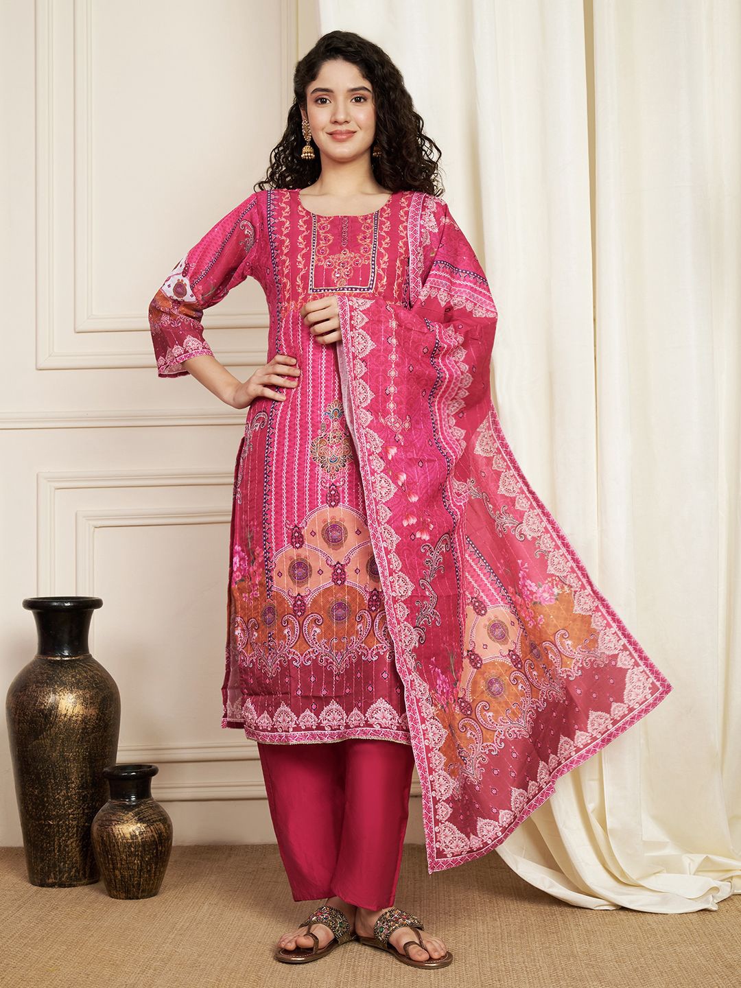 

LERIYU Ethnic Motifs Printed Sequinned Round Neck Straight Kurta With Trousers And Dupatta, Magenta