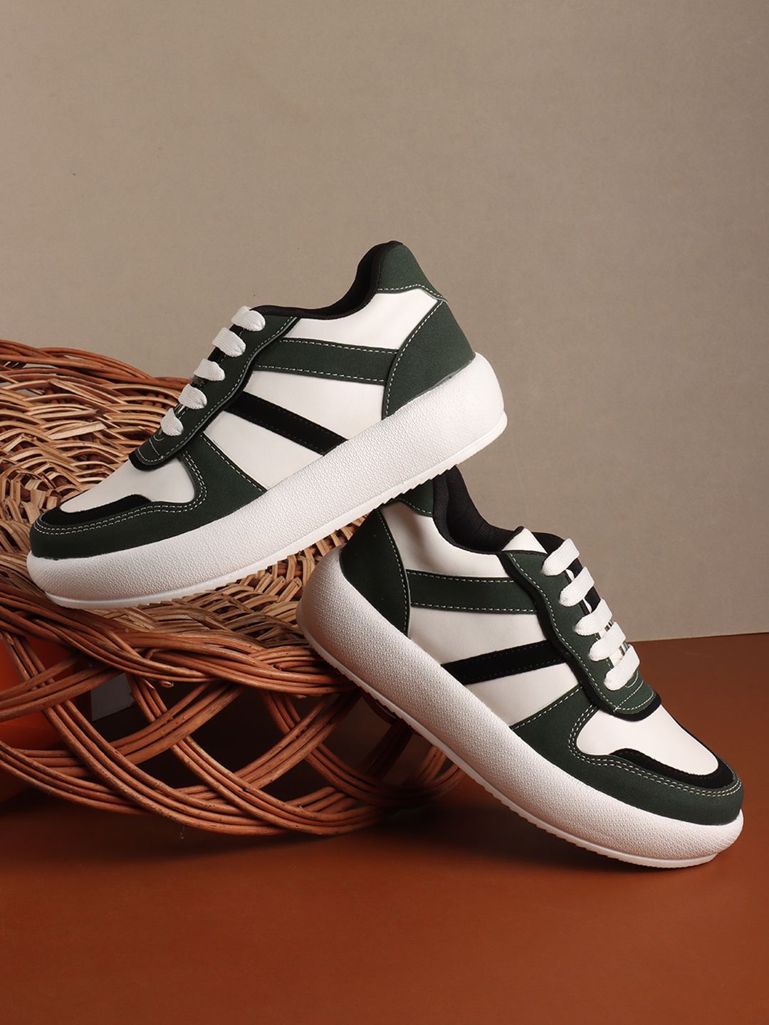 

The Roadster Lifestyle Co. Women Colourblocked Casual Lightweight Sneakers, Black