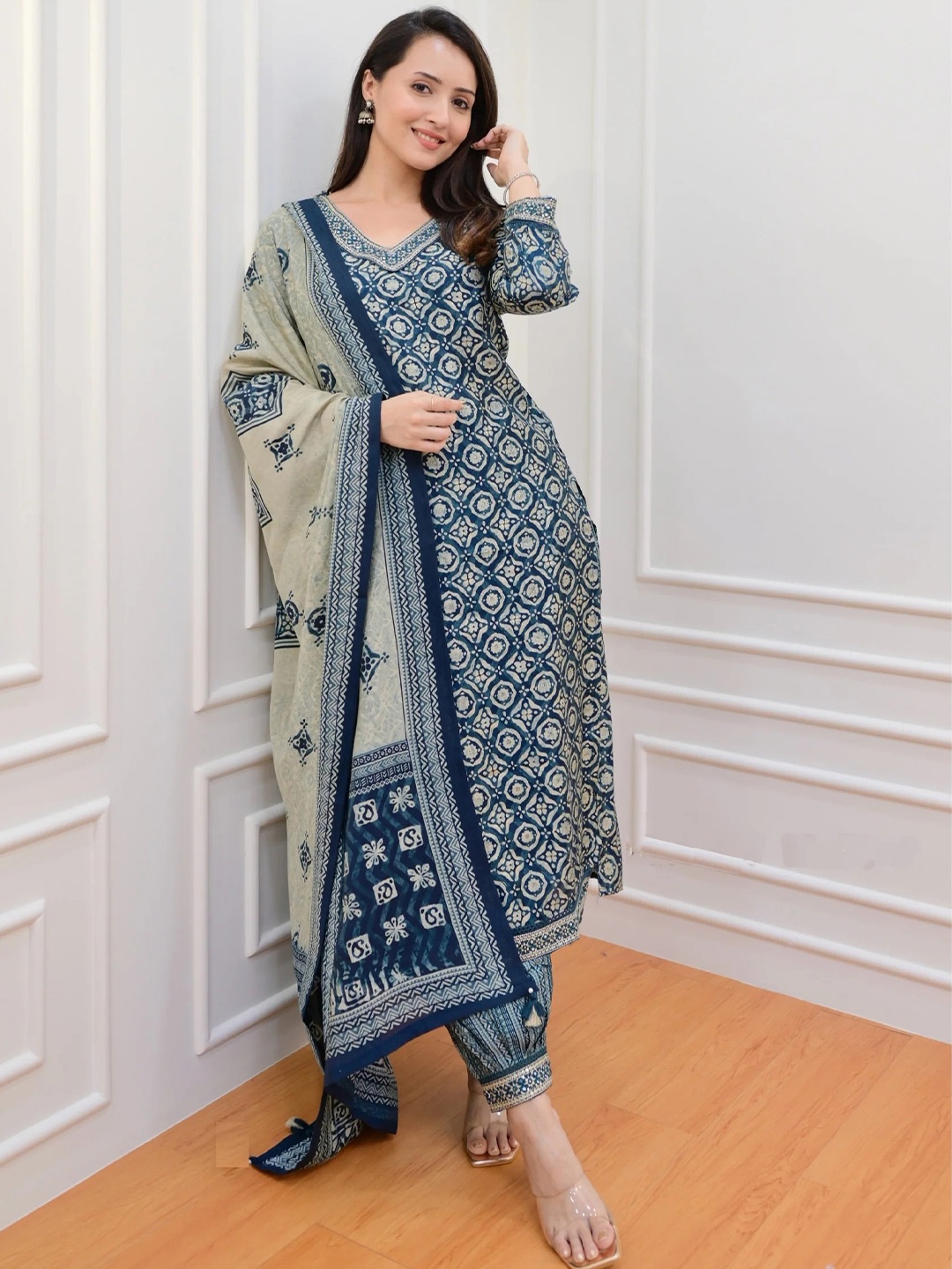 

DIVASTRI Floral Printed V-Neck Straight Kurta With Salwar & Dupatta, Blue