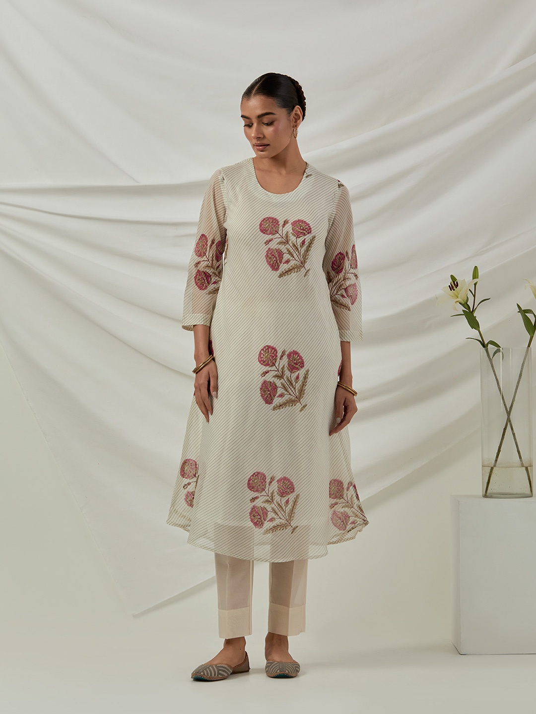 

SMRITI GUPTA Floral Printed Chanderi Cotton Straight Kurta, Off white
