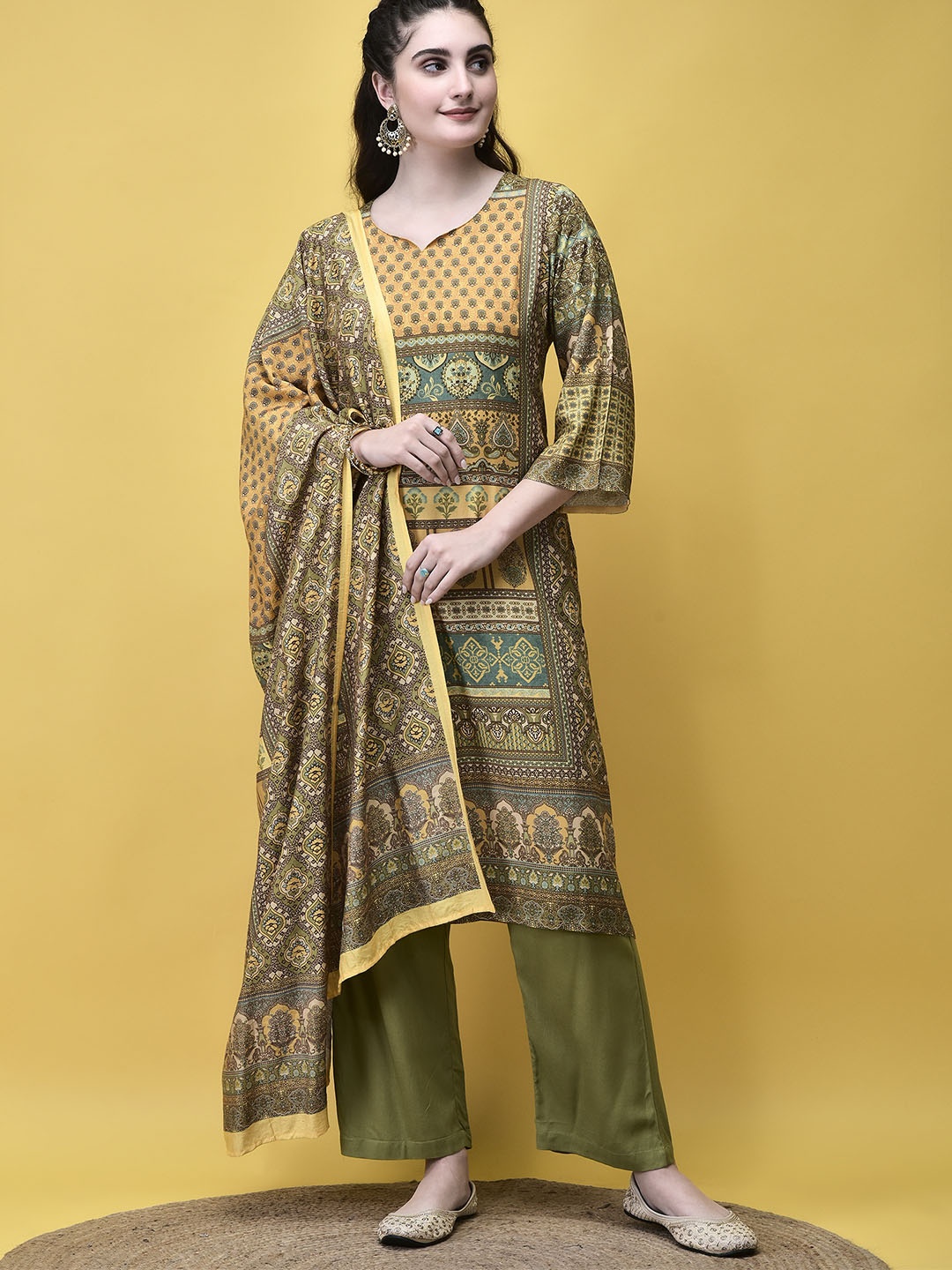 

Shree Floral Printed Sweetheart Neck Straight Kurta With Trouser & Dupatta, Green