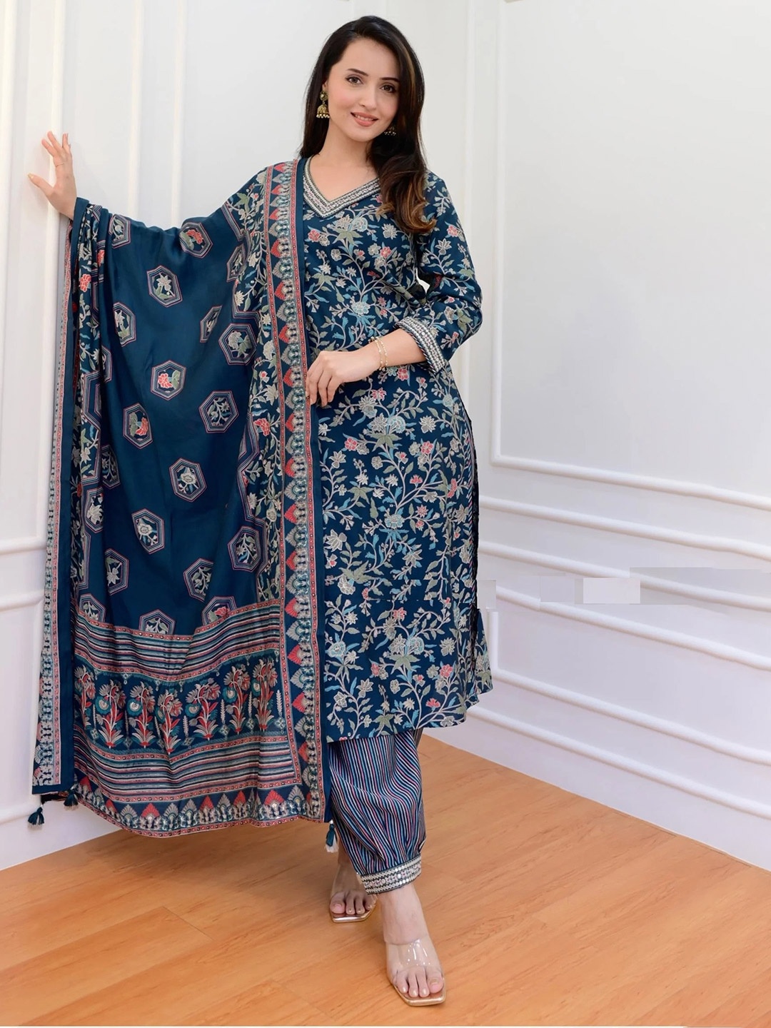 

DIVASTRI Floral Printed V-Neck Straight Kurta With Salwar And Dupatta, Blue
