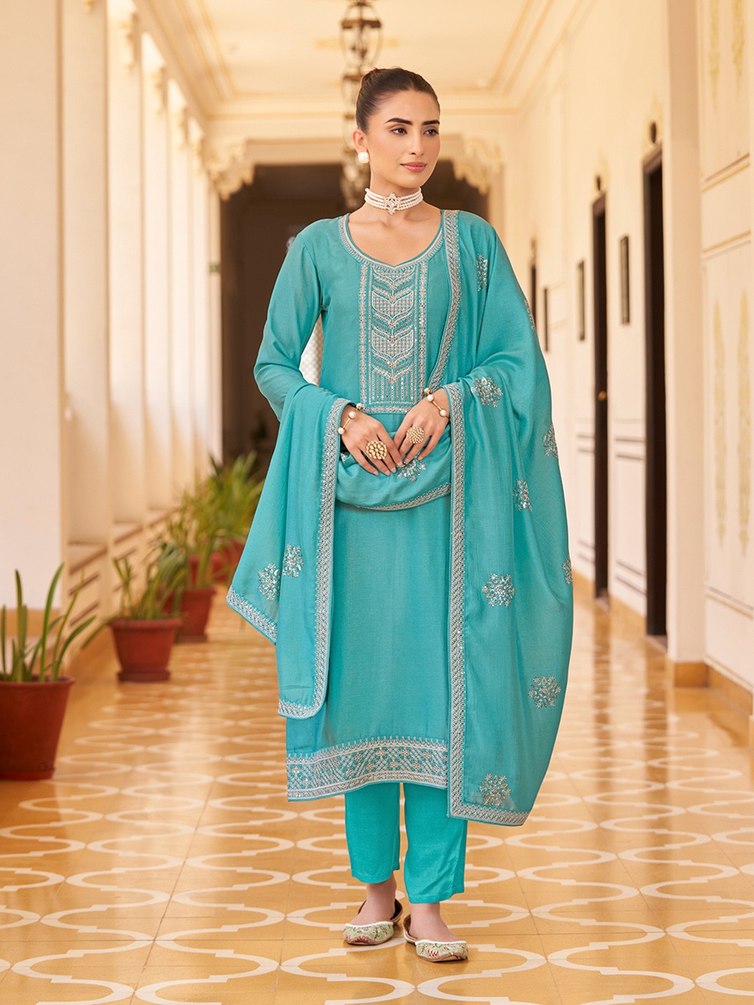 

DIVASTRI Floral Yoke Design Sweetheart Neck Zari Straight Kurta With Trouser And Dupatta, Blue