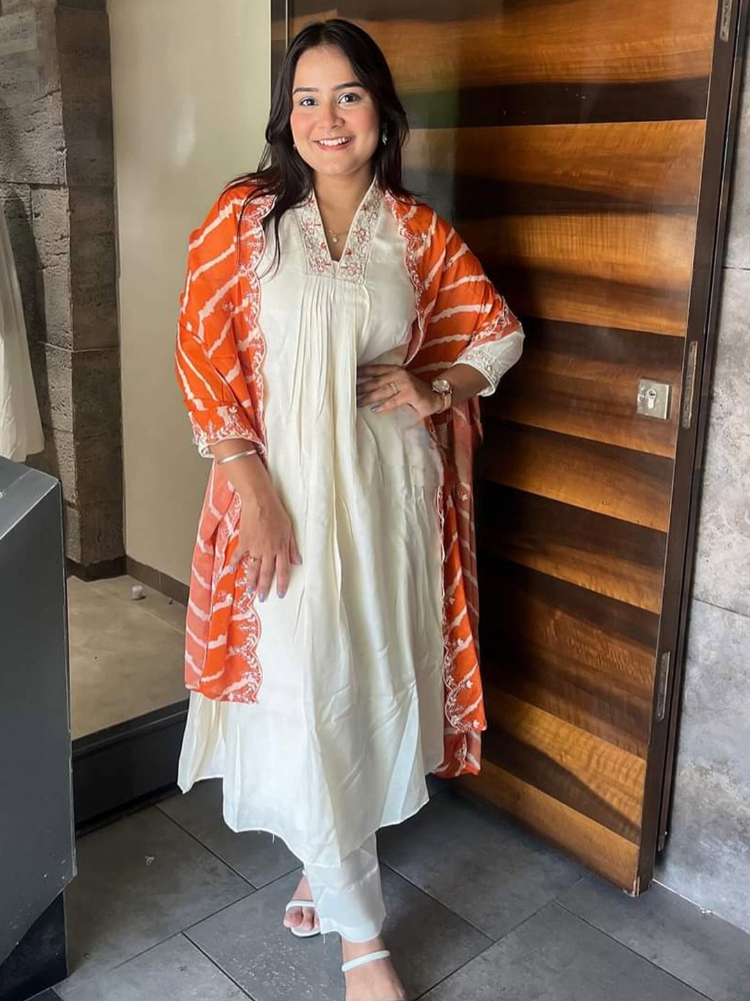

KERI PERRY Floral Yoke Design Thread Work Chanderi Silk Kurta With Trouser And Dupatta, White