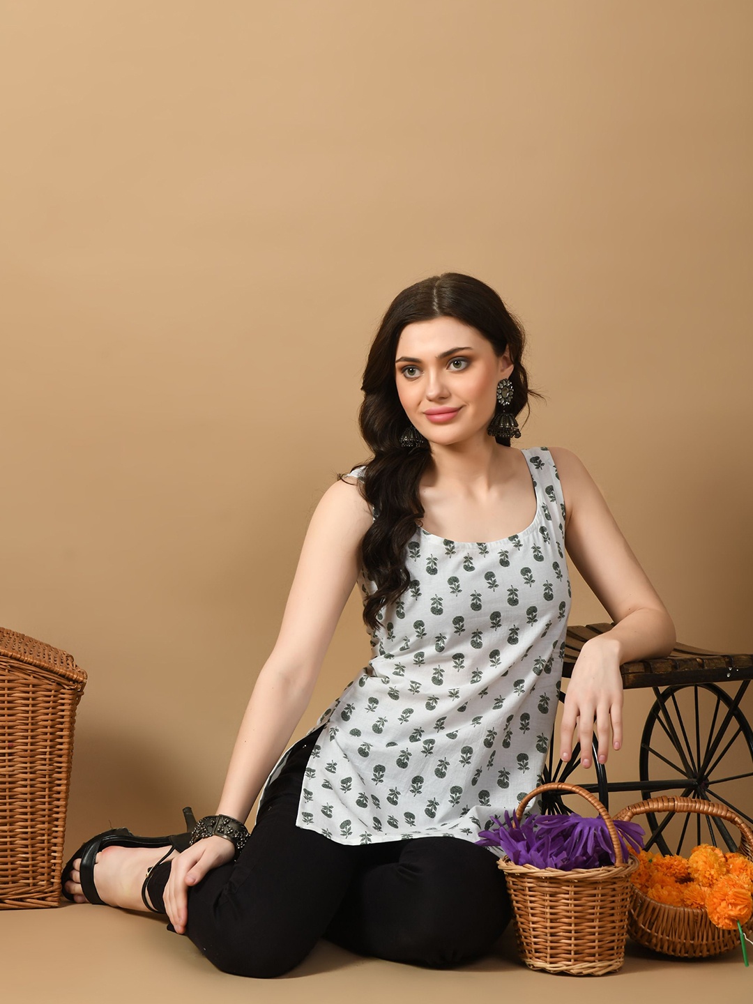 

ANNSH APPAREL Floral Print Top, White