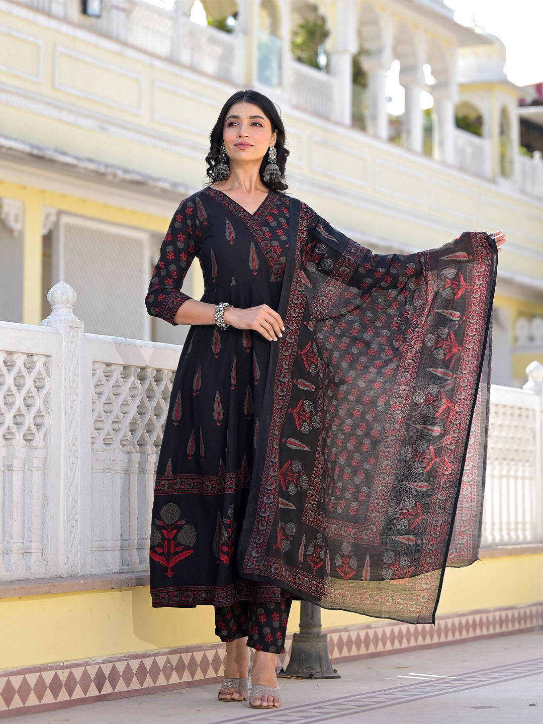 

DIVASTRI Floral Printed V-Neck Empire Anarkali Kurta With Trouser And Dupatta, Black