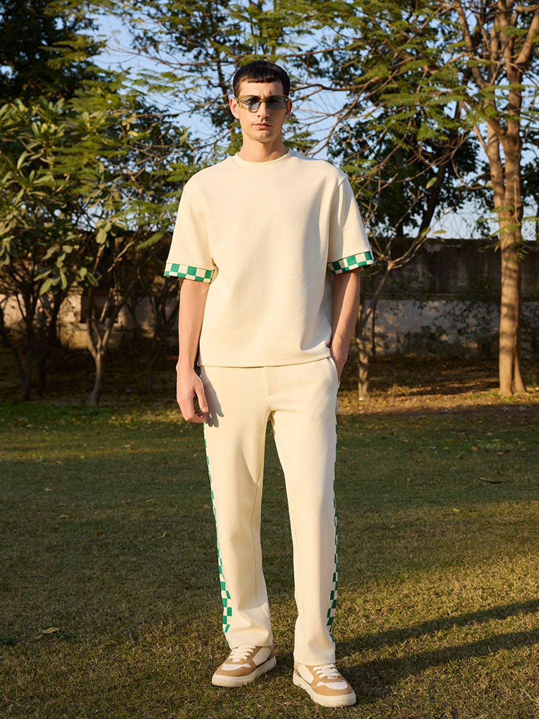 

Muvazo Heritage Grid Round Neck T-Shirt With Trousers, White