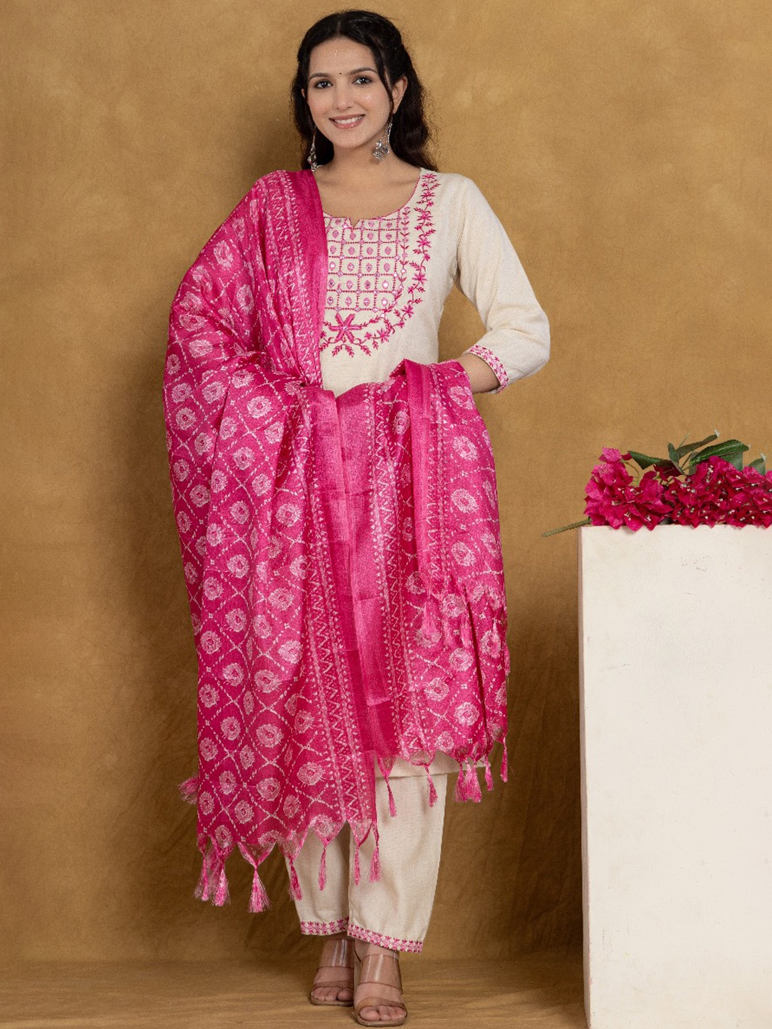 

Samhitas Floral Printed Round Neck Straight Kurta With Trousers & Dupatta, White