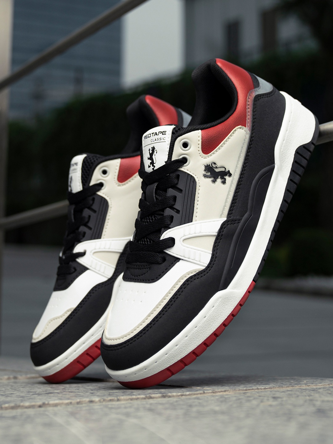 

Red Tape Men Colourblocked PU Sneakers, Black