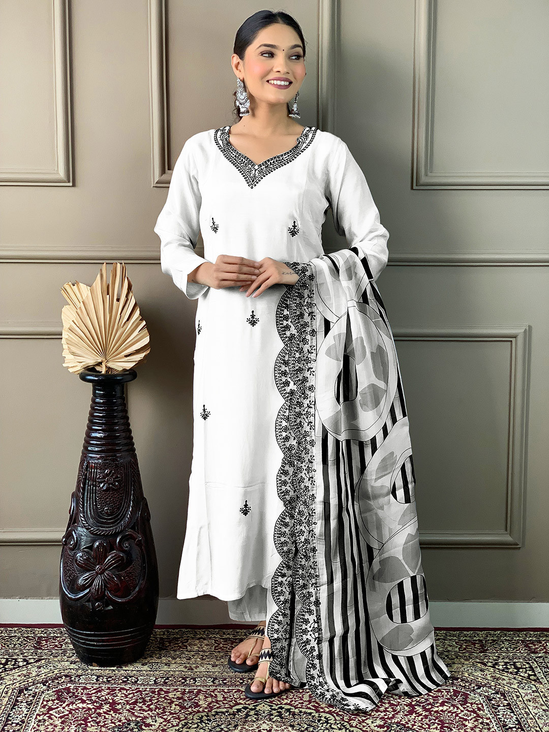 

KERI PERRY Floral Embroidered V-Neck Thread Work Chanderi Silk Straight Kurta Pant Dupatta, White