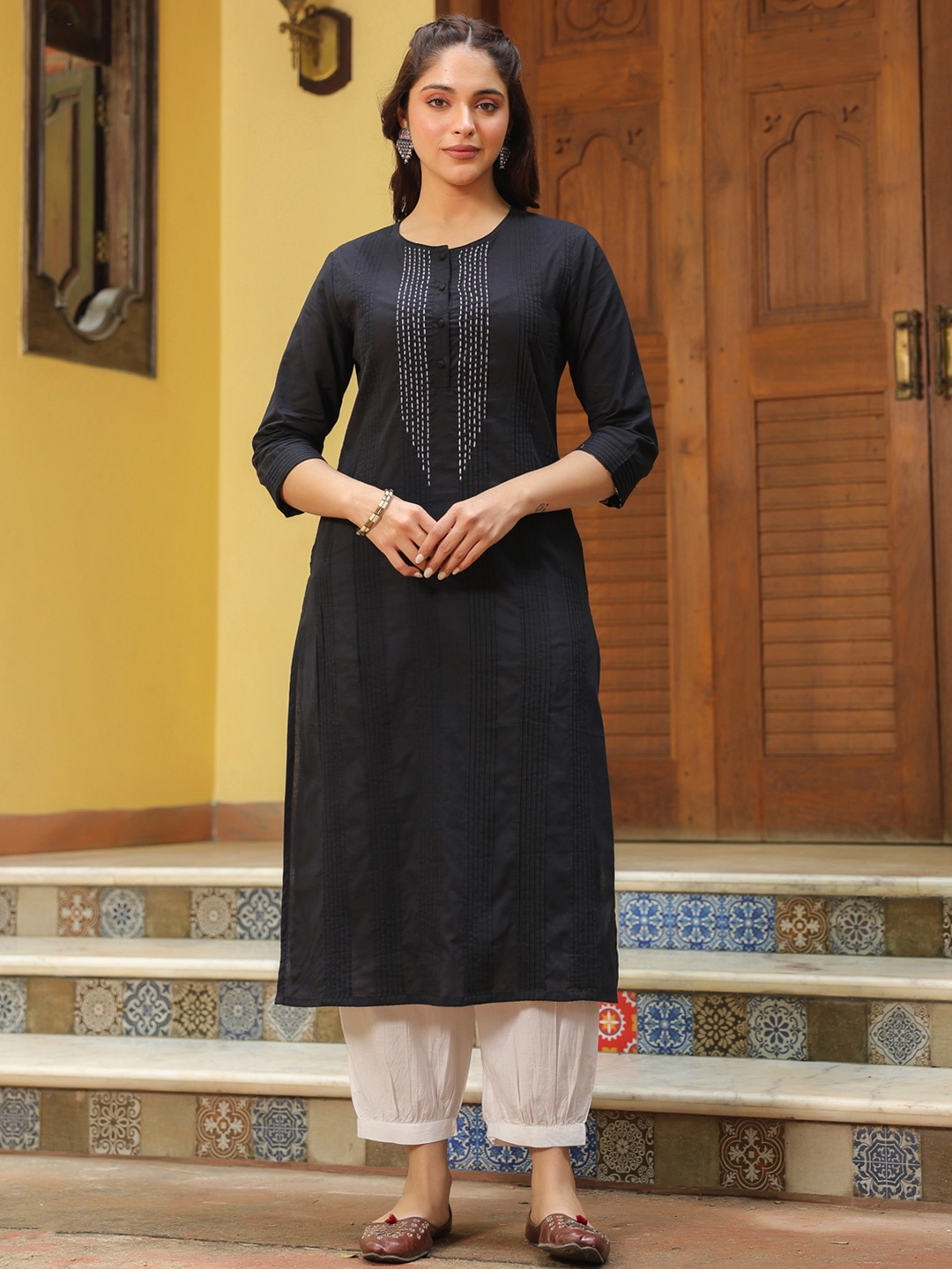 

SAVI Round Neck Thread Work Cotton Straight Kurta, Black