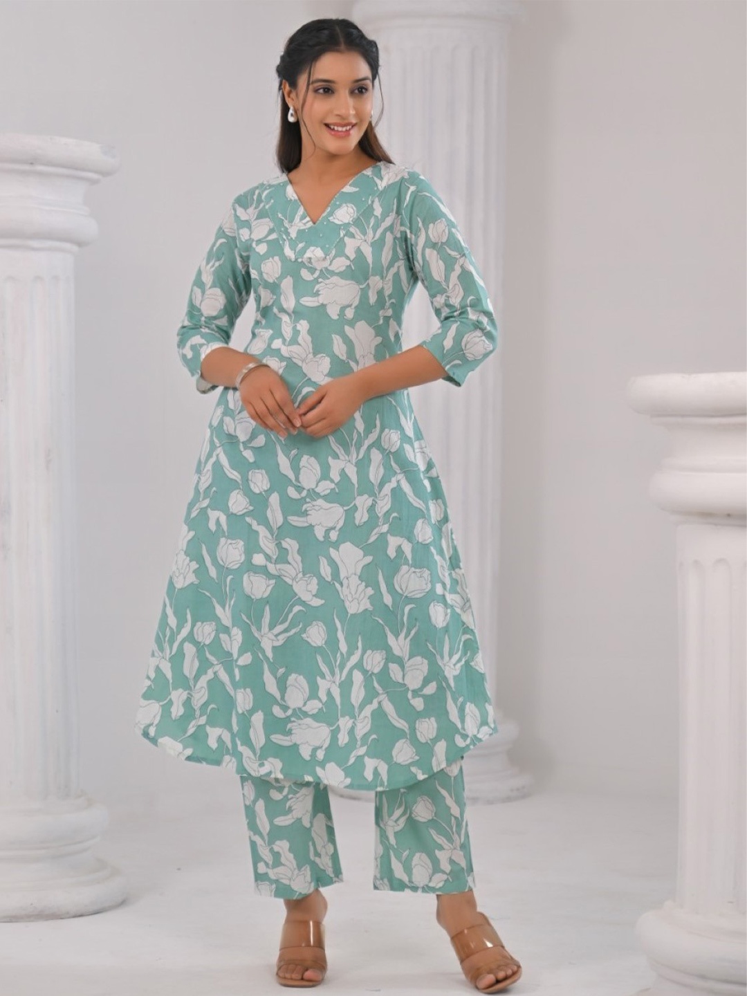 

AUTUMN LANE Floral Printed V-Neck A-Line Pure Cotton Kurta With Trousers, Green