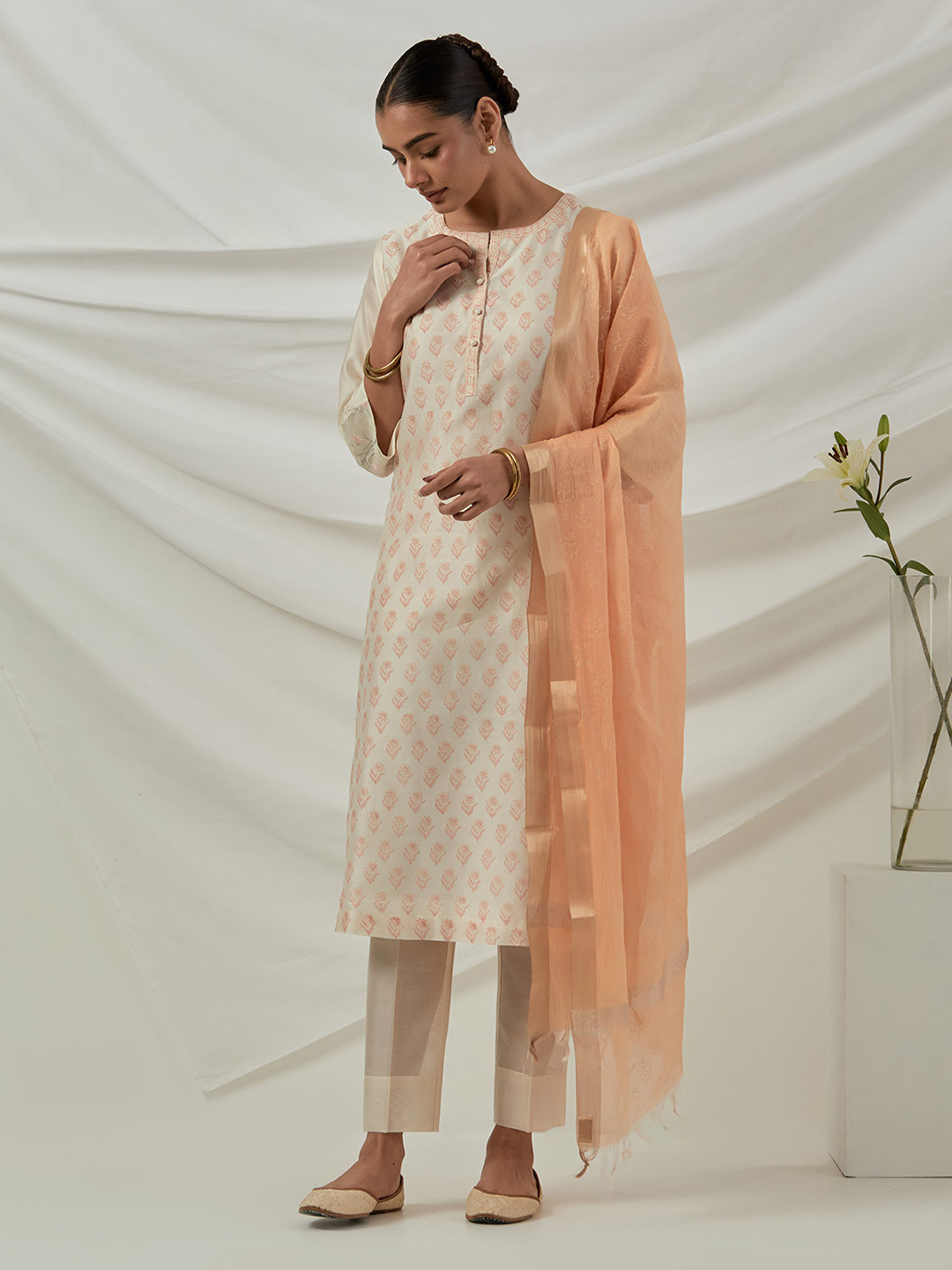 

SMRITI GUPTA Floral Printed Chanderi Cotton Straight Kurta With Trousers & Dupatta, Off white