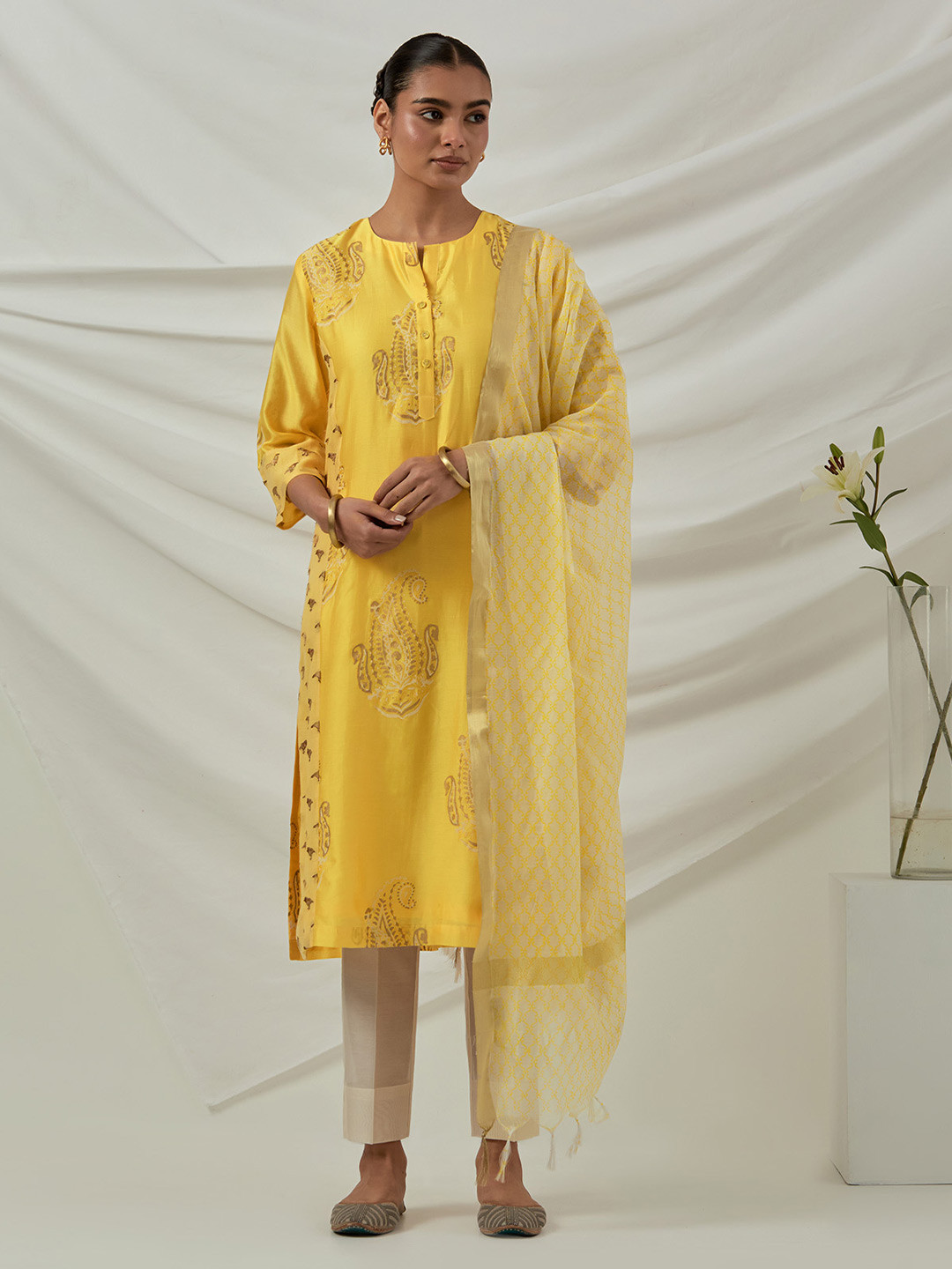 

SMRITI GUPTA Floral Printed Chanderi Cotton Straight Kurta With Trousers & Dupatta, Yellow
