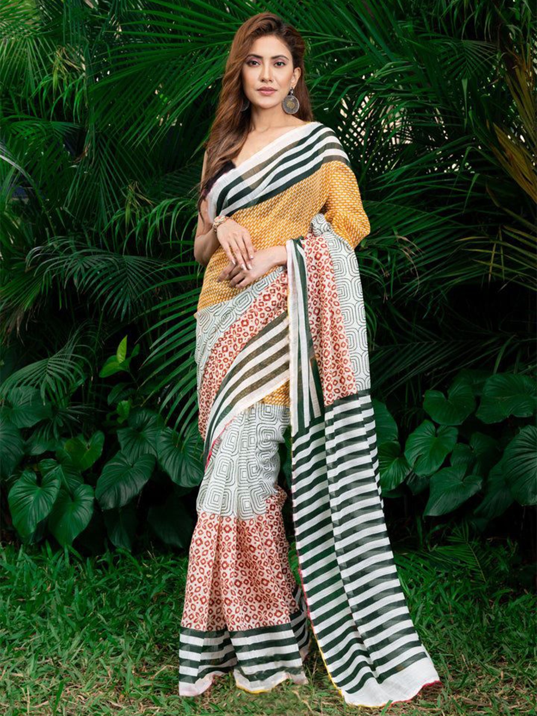 

Nimidiya Geometric Printed Cotton Saree With Unstitched Blouse Piece, White