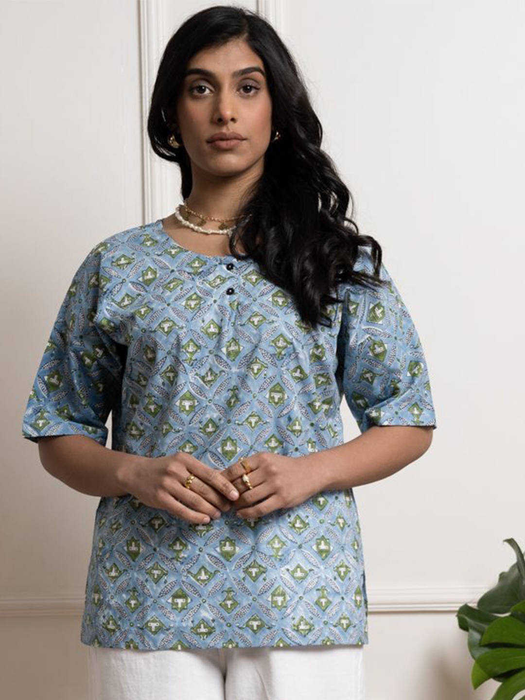 

WildMoss Women Abstract Printed Pure Cotton Boxy Top, Turquoise blue