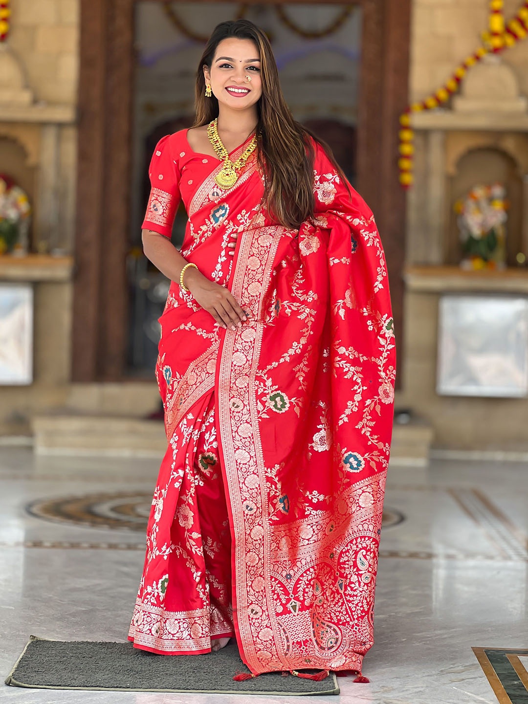 

Ekta Textiles Ethnic Motifs Woven Design Zari Pure Silk Banarasi Saree, Red
