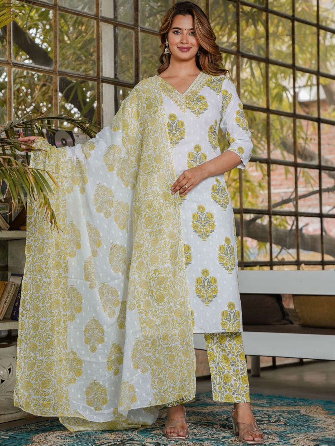 

SINGNI Floral Printed V-Neck Pure Cotton Straight Kurta With Trousers & Dupatta, Green