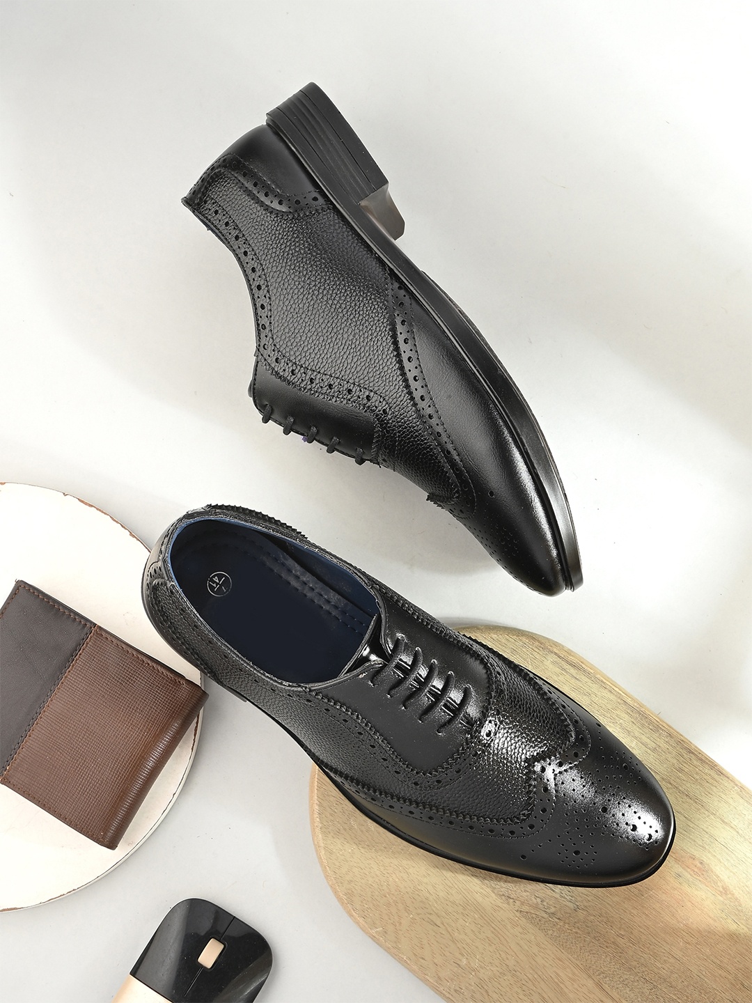 

FOOTLOOSE Men Textured Lace-Ups Formal Brogue Shoes, Black