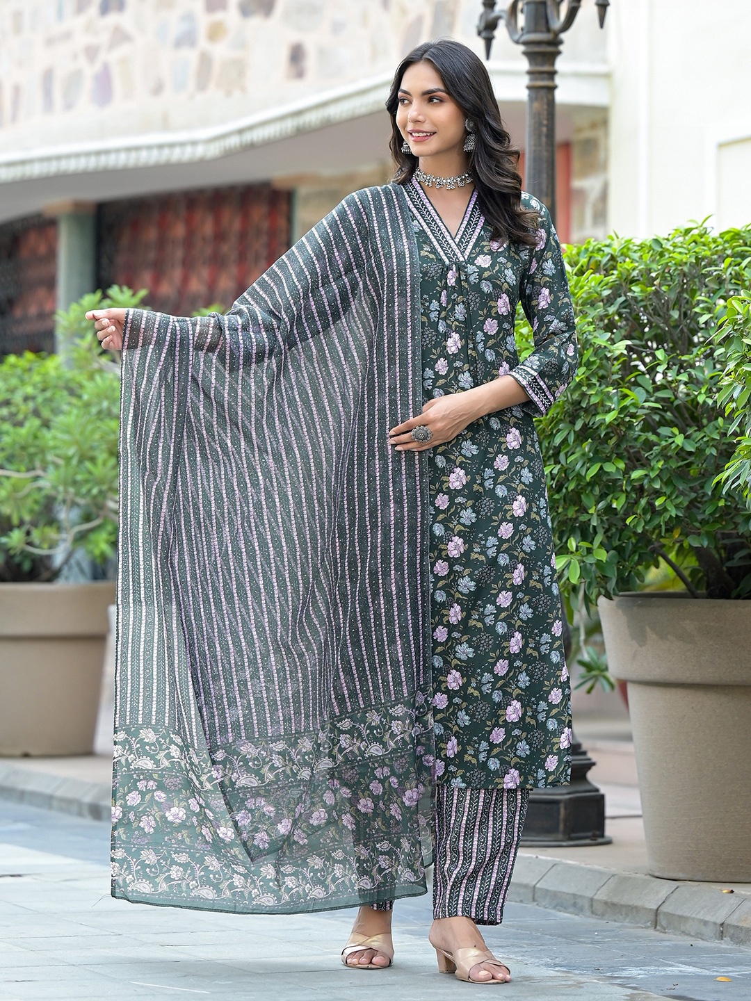 

DIVASTRI Floral Printed V-Neck Straight Kurta With Trousers & Dupatta, Green