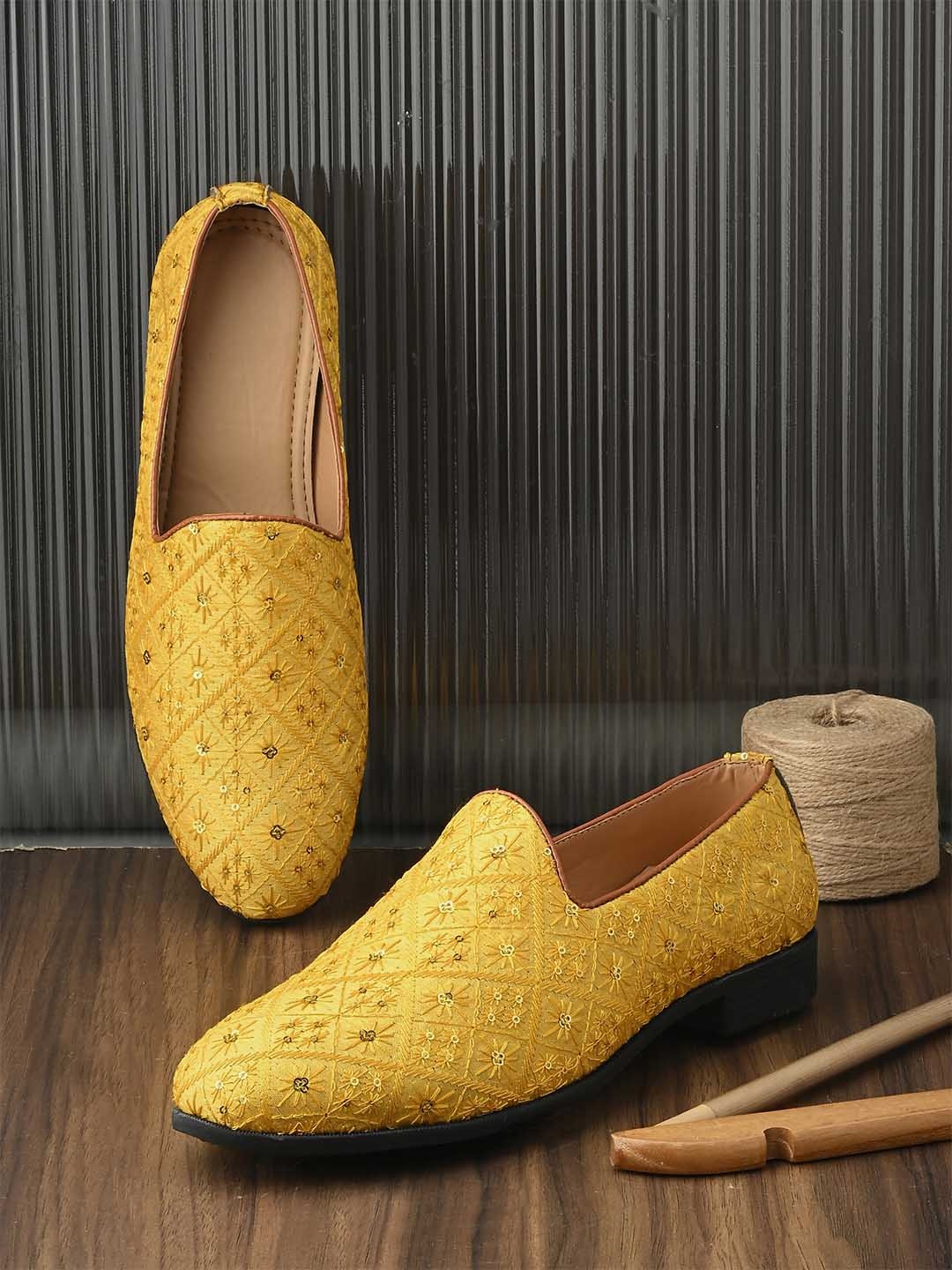 

FOOTLOOSE Men Embelished Mojaris, Yellow