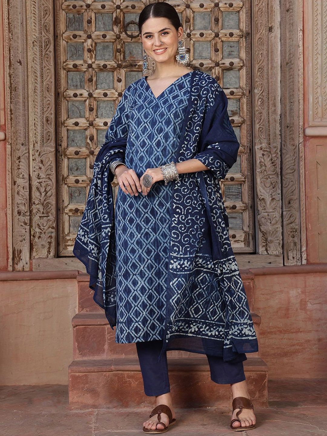 

Taavi Ethnic Motifs Printed Pure Cotton Kurta with Trousers & Dupatta, Blue