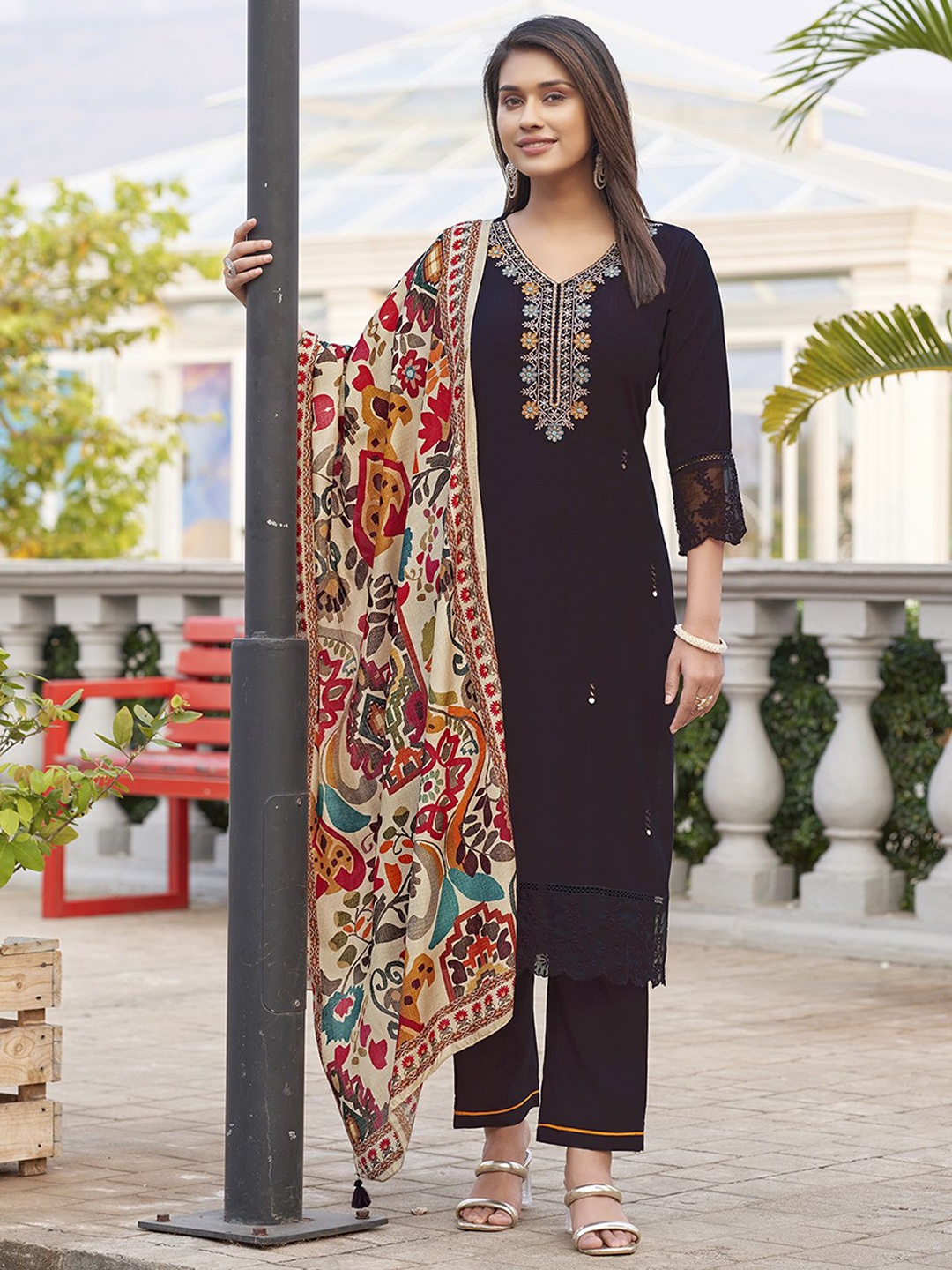 

MITTOO Floral Yoke Design Notch Neck Thread Work Kurta With Trousers & Dupatta, Blue