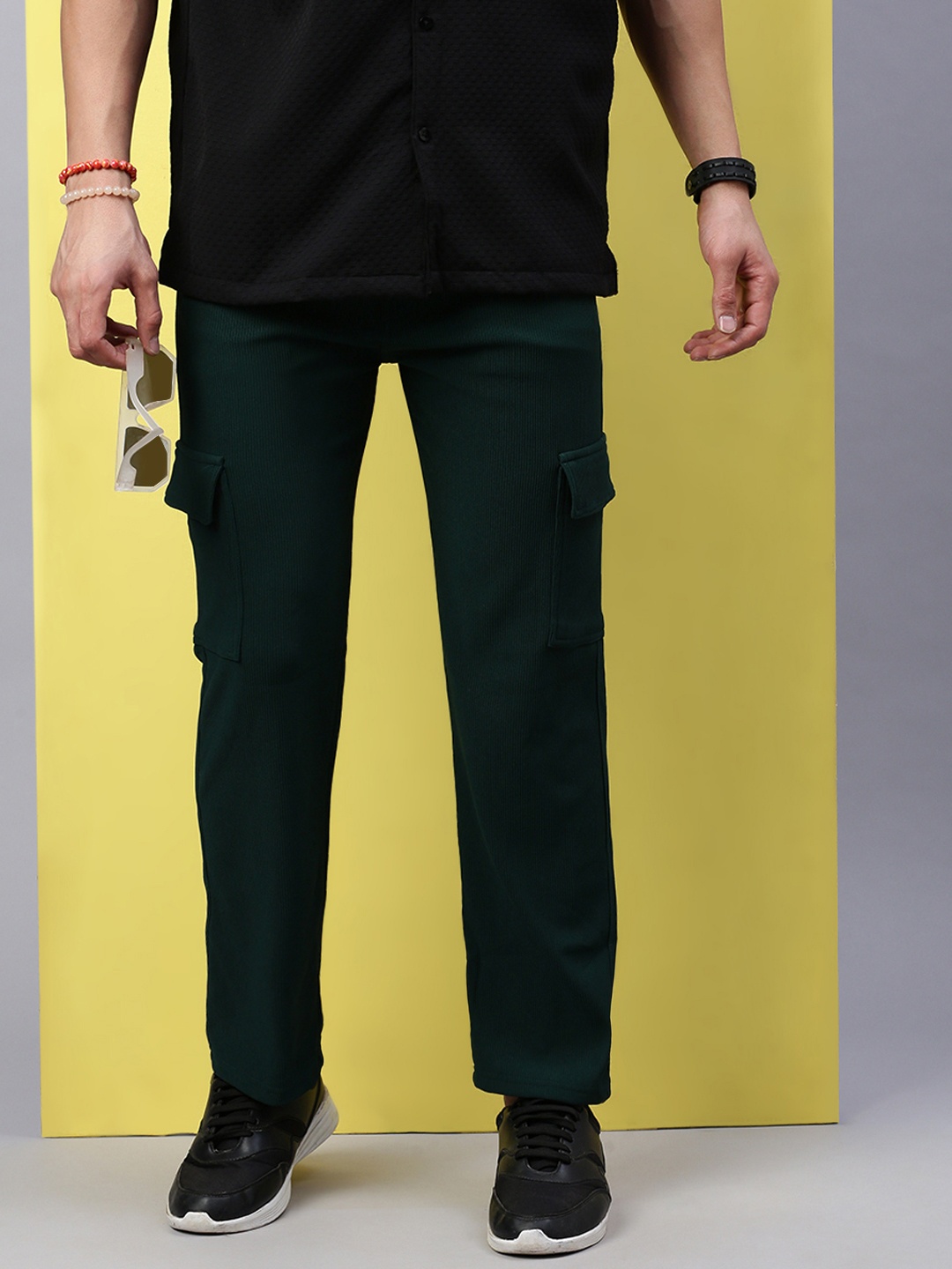

VOXATI Men Relaxed Mid-Rise Corduroy Cargos, Green