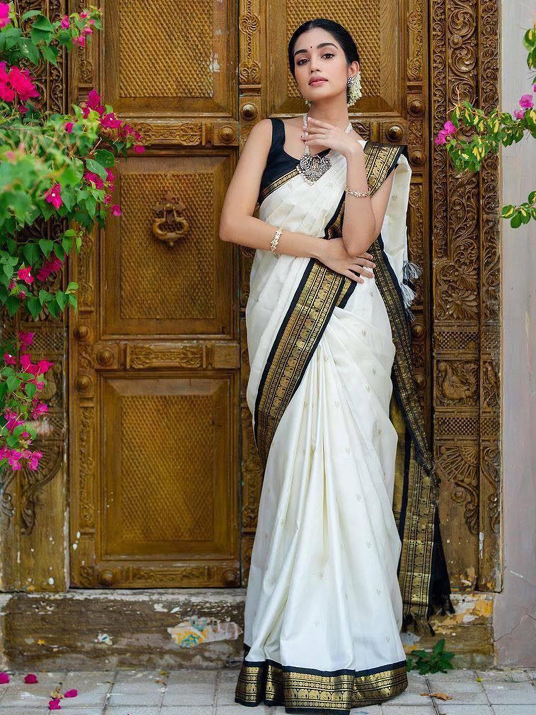 

PAYAL CREATION Woven Design Zari Banarasi Saree, White
