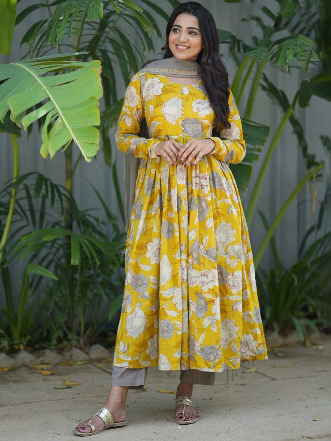 

KLOSIA Floral Printed U-Neck Anarkali Kurta With Trousers And Dupatta, Yellow