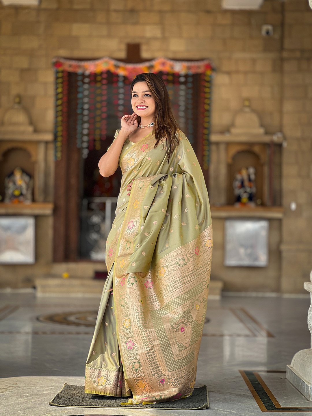 

VEECHIS Woven Design Zari Banarasi Saree, Green